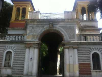 Villa Bonomo- Ingresso monumentale con semicolonne binate su ambo i lati